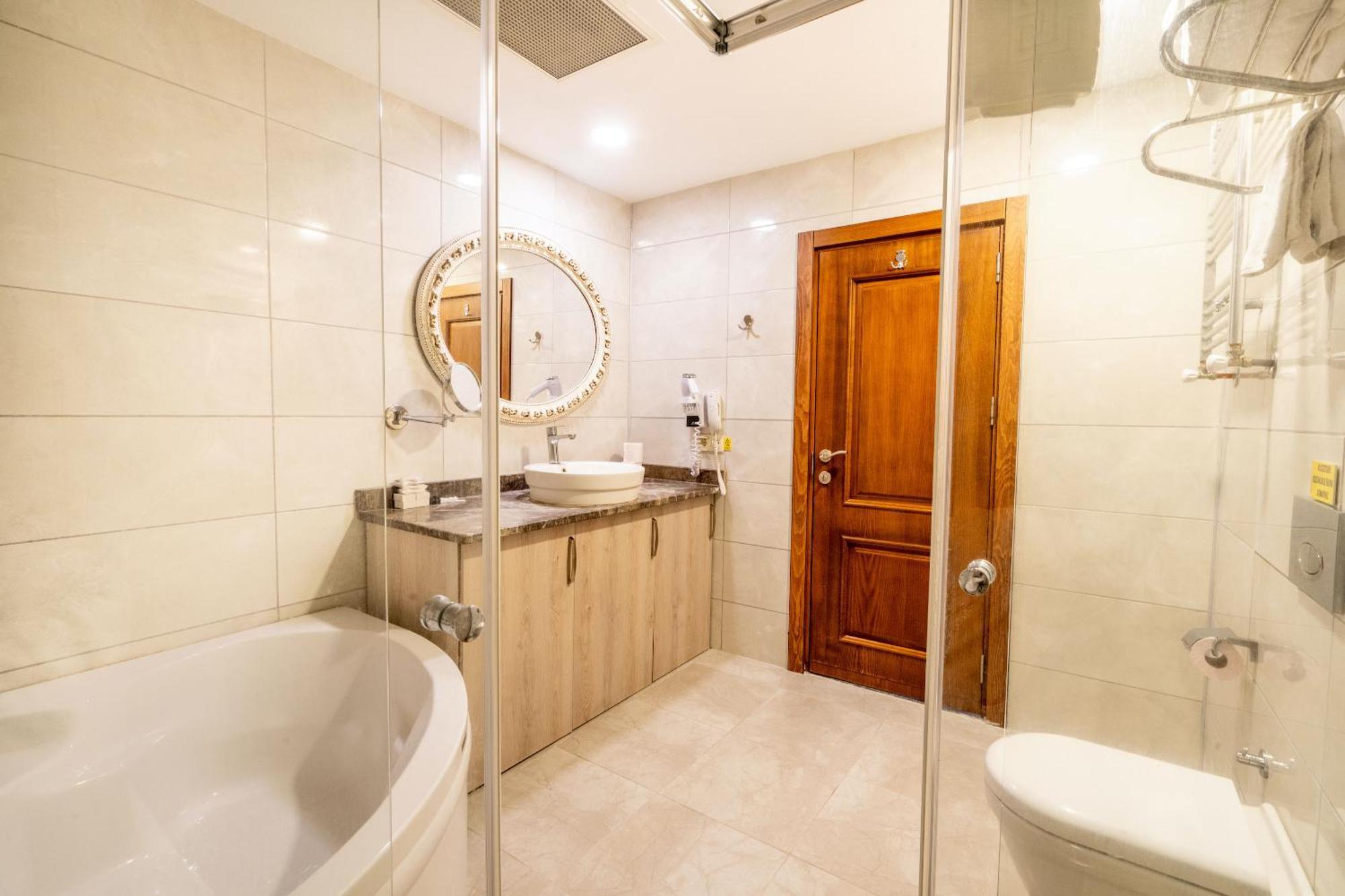 Suite mit Kingsize-Bett und Balkon